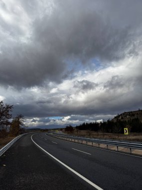 Bulutlar manzaralı otoban. Yüksek kalite fotoğraf