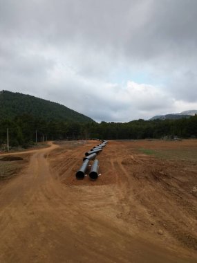 Metal borular dağlarda gaz yapıyor. Yüksek kalite fotoğraf
