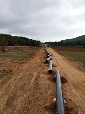 Metal borular dağlarda gaz yapıyor. Yüksek kalite fotoğraf
