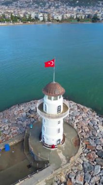 Fenerin yanındaki İHA 4K uçuşu. Yüksek kalite 4k görüntü