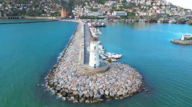 Fenerin yanındaki İHA 4K uçuşu. Yüksek kalite 4k görüntü