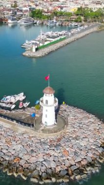 Fenerin yanındaki İHA 4K uçuşu. Yüksek kalite 4k görüntü