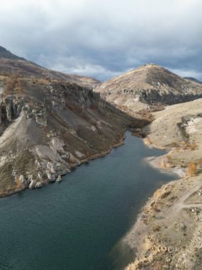 çıplak kayalar nehir drone görüntüsü sonbahar sarı çimenler