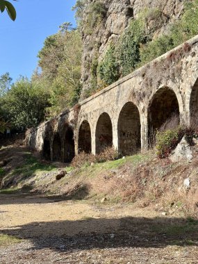Antik su kaynağı kemer mimari dağları sonbahar. Yüksek kalite fotoğraf