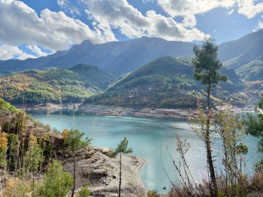 Dağlardaki güzel doğa gölü. Kartpostalların sulu renkleri. Yüksek kalite fotoğraf