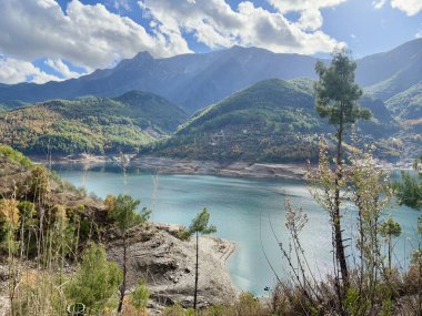 Dağlardaki güzel doğa gölü. Kartpostalların sulu renkleri. Yüksek kalite fotoğraf