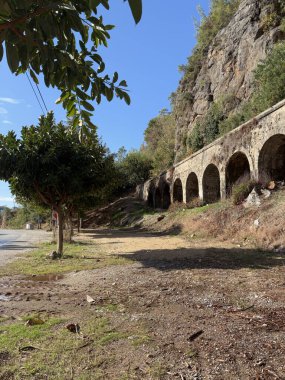 Antik su kaynağı kemer mimari dağları sonbahar. Yüksek kalite fotoğraf