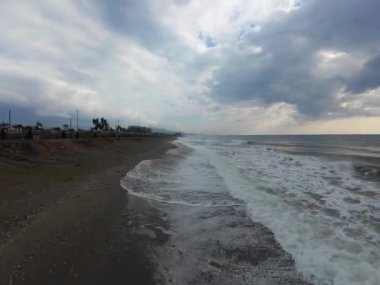 Fpv İHA uçuşu plaj denizi bulutlu