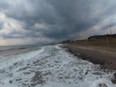 Fpv İHA uçuşu plaj denizi bulutlu