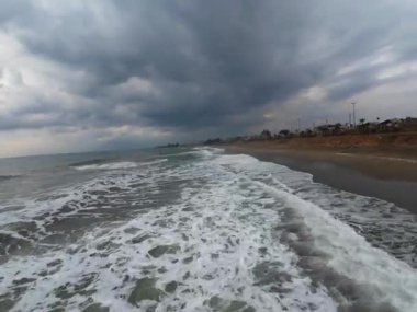 Fpv İHA uçuşu plaj denizi bulutlu