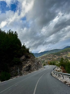 Doğanın sonbahar renklerinde bir dağ yolu. Yüksek kalite fotoğraf