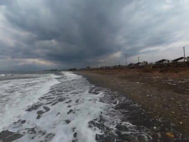 Fpv İHA uçuşu plaj denizi bulutlu