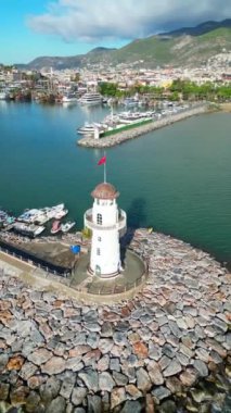 Fenerin yanındaki İHA 4K uçuşu. Yüksek kalite 4k görüntü