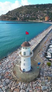 Fenerin yanındaki İHA 4K uçuşu. Yüksek kalite 4k görüntü