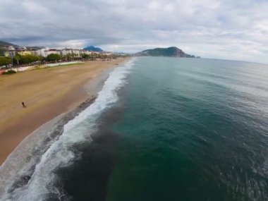 Fpv deniz kumsalı deniz köpüğü İHA uçuşu. Yüksek kalite 4k görüntü