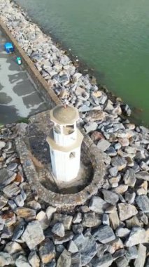 Liman feneri turist korsan gemisi insansız hava aracı görüntüsü. Yüksek kalite 4k görüntü