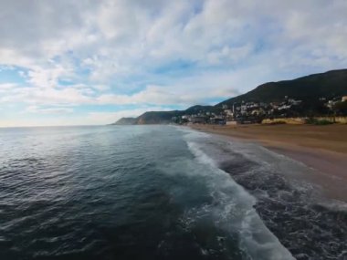 Fpv deniz kumsalı deniz köpüğü İHA uçuşu. Yüksek kalite 4k görüntü