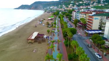 Fpv deniz kumsalı deniz köpüğü İHA uçuşu. Yüksek kalite 4k görüntü