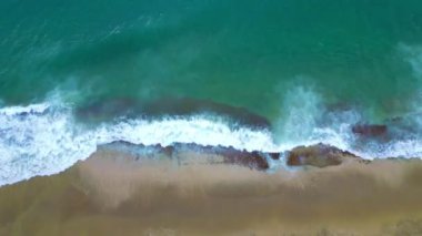 Fpv deniz kumsalı deniz köpüğü İHA uçuşu. Yüksek kalite 4k görüntü