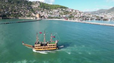 Liman feneri turist korsan gemisi insansız hava aracı görüntüsü. Yüksek kalite 4k görüntü