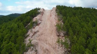 Toprak yol dağları yeşil ağaçlar İHA uçuşları fpv. Yüksek kalite 4k görüntü