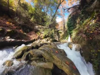 Fpv İHA Sonbaharda Dağ Nehri