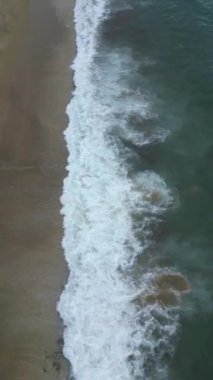 Fpv deniz kumsalı deniz köpüğü İHA uçuşu. Yüksek kalite 4k görüntü