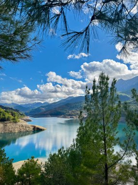 Suyun dağ nehri akışı büyük taşlar. Yüksek kalite fotoğraf