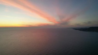 İHA görüntüsü deniz üzerinde gün batımı sakin. Yüksek kalite 4k görüntü