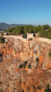 Deniz kıyısındaki doğa beldesindeki kayalıklarda bir kale. Yüksek kaliteli FullHD görüntüler