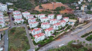 Tatil köylerindeki bir villanın insansız hava aracı görüntüsü. Yüksek kalite 4k görüntü