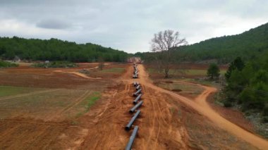 Metal gaz boruları döşemeye çalış. Yüksek kalite 4k görüntü