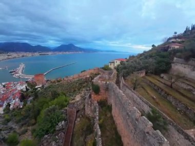 Deniz kıyısındaki doğa beldesindeki kayalıklarda bir kale. Yüksek kaliteli FullHD görüntüler