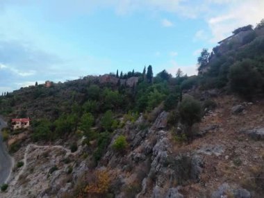 Deniz kıyısındaki doğa beldesindeki kayalıklarda bir kale. Yüksek kaliteli FullHD görüntüler