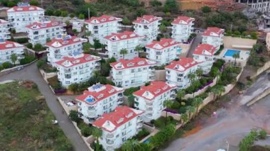 Tatil köylerindeki bir villanın insansız hava aracı görüntüsü. Yüksek kalite 4k görüntü