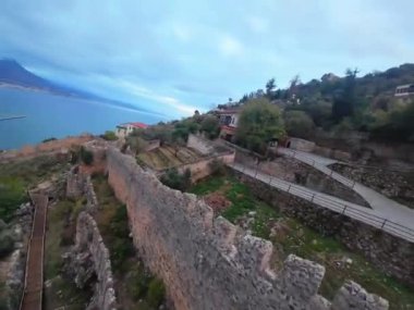 Deniz kıyısındaki doğa beldesindeki kayalıklarda bir kale. Yüksek kaliteli FullHD görüntüler