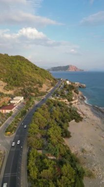Yollar dağlarda sonbahar sarı ve yeşil ağaçlar