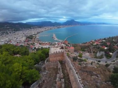 Deniz kıyısındaki doğa beldesindeki kayalıklarda bir kale. Yüksek kaliteli FullHD görüntüler