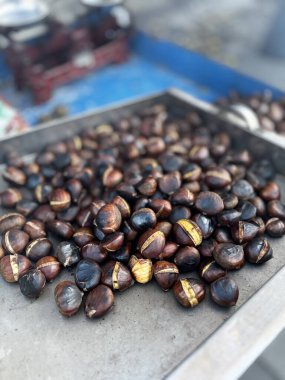 Bir sokak tezgahında kestane kızarttım. Yüksek kalite fotoğraf