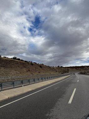 Bulutlar manzaralı otoban. Yüksek kalite fotoğraf