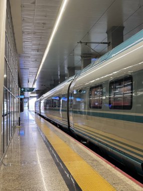 Ahırda ve otlakta yürüyüş yapan atlar. Yüksek kalite fotoğraf