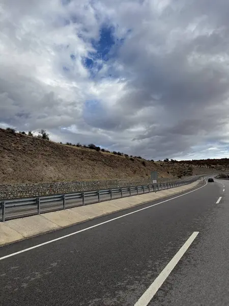 Bulutlar manzaralı otoban. Yüksek kalite fotoğraf