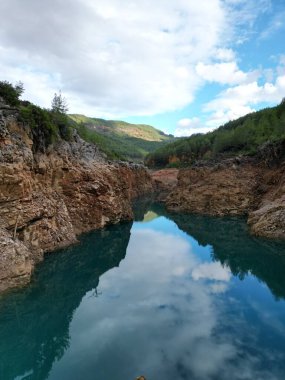 Kayalık kayalık kıyı sonbahar ağaçları 