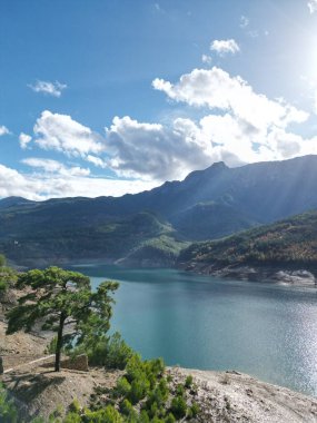 Dağlardaki göl... Kayalık kıyı ağaçları... 