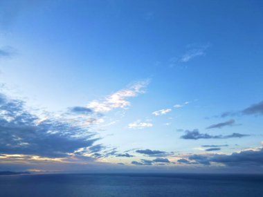 Bulutlar gökyüzü ışığı gümüş gün batımı