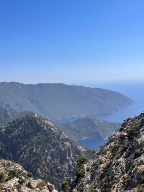 Dağlardan deniz kıyısına kadar büyüleyici bir manzara. Yüksek kalite fotoğraf