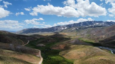Dağlarda göl, arka planda insan olmadan doğa. Yüksek kalite fotoğraf