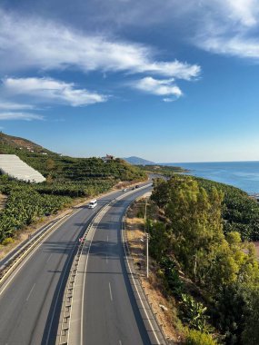 Deniz kıyısı boyunca İHA 'nın manzaralı bir yol. Yüksek kalite fotoğraf