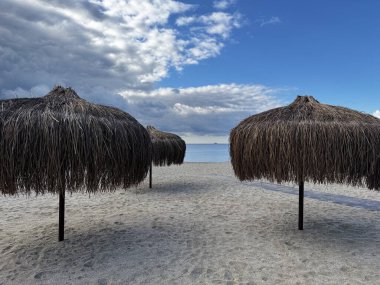 Kumsaldaki güneş koruma alanı. Yüksek kalite fotoğraf