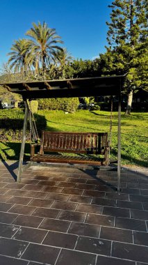 Bankta dinlenmek için bir yer. Yüksek kalite fotoğraf